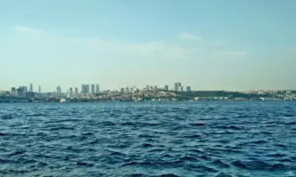 Движението през пролива Босфор е спряно заради повреда на петролен