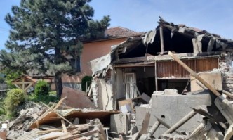 Семейство остана невредимо след като бойлер се взриви и срина