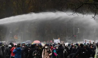 Германският парламент одобри измененията в закона за Covid на фона на масови протести