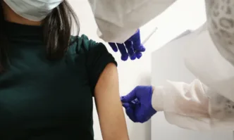 В момента се извършва паралелно снабдяване с противогрипни ваксини на