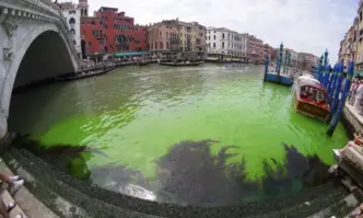 Водата в Канале Гранде на Венеция позеленя