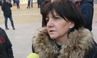Караянчева: Неуважаеми г-н Костадинов, моят баща не умря от страх. Умря от КОВИД