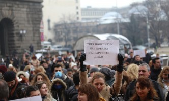 Протест под прозорците на властта срещу решението за сливане на болница Лозенец с детската