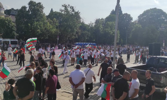 След падането на кабинета Петков: На площада се поздравяват със –здравейте, свободни хора