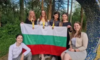 МОН: Три българчета с медали от Европейската олимпиада по математика за момичета