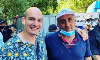Димитър Стоянов от Биволъ в щастлива прегръдка с брата на Карадайъ