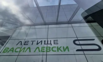 Пътници са държани 3 часа на борда на самолет в София заради повреда