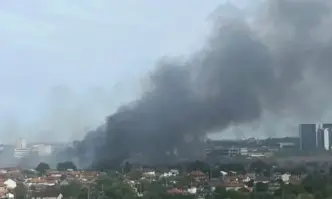 Голям пожар гори в столичния квартал Христо Ботев съобщава БГНЕС Черният
