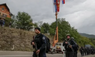 Късно снощи косовското правителство отложи с един месец прилагането на