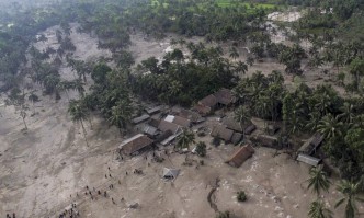 Най-малко 13 жертви след изригването на вулкан в Индонезия