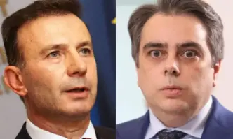 С цел да спаси кожата си заради връзките си с