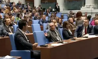 Оживен спор на депутатските банки между Кирил Петков от една