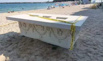Бивш полицай откри изоставен саркофаг от римската епоха на плажа. Антиката вероятно била готвена за маса