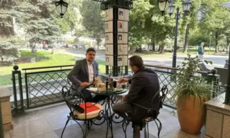 Колтуклиева: Василев си пие кафето, докато в НС изслушват докладите на ДАНС, ДАР и финансовото разузнаване