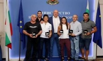 Министър Кралев награди бронзовите медалисти от Световни първенства по борба