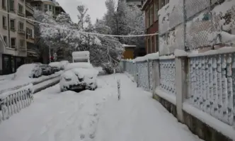 Заради снега: Учениците от над 280 училища в 13 области няма да учат в понеделник