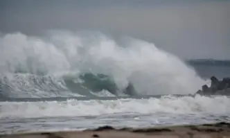 Петметрови вълни отнесоха плажове по Южното Черноморие В Бургас вълните
