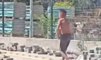 Институциите още издирват детето, което реди плочки при 40-градусова жега в София