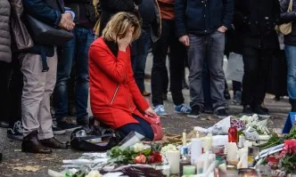 Франция почита жертвите на терора в Батаклан
