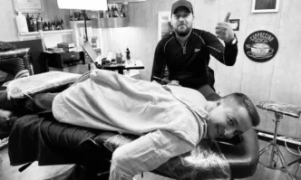 Бившият вече член на БСП Явор Божанков си татуира малка