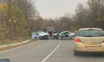 Ранен полицай след челен сблъсък между патрулка и друга кола