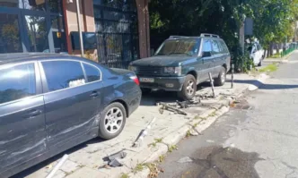 Разследват инцидента с ударените български коли пред посолството ни в Скопие