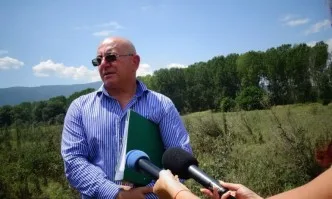 Емил Димитров и зам.-главен прокурор на проверка край Червен бряг за загробени пестициди