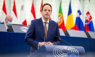 Унгарски евродепутат: Правителството на България е решило да срине държавата и икономиката ѝ, става опасно за ЕС
