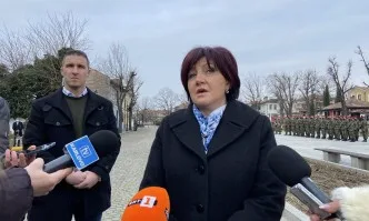 Караянчева от Шипка: Това, че президентът иска да дойде тук и да чете слово си е негов проблем