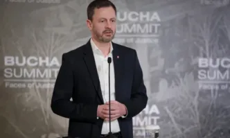 Оттеглянето на двама министри от кабинета отслаби позицията на министър председателя