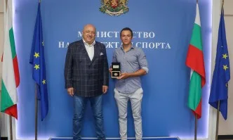 Министър Кралев връчи почетен плакет на Денис Димитров за среброто му от Европейското по кану-каяк