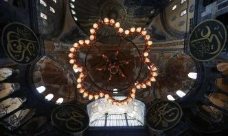 Хюриет: Турция обмисля как да скрие християнските символи в Света София