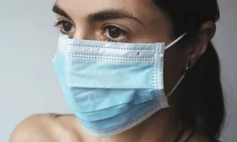 Учени: Европа и САЩ да не свалят предпазите маски