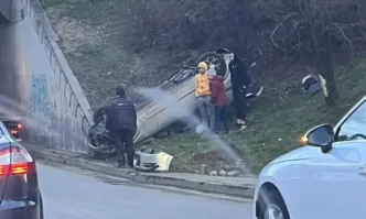 Автомобил се обърна по таван в София