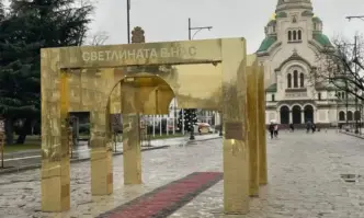 Катастрофалната златна арка пред храм паметника Александър Невски продължава да бъде