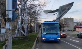 Поривите му достигат над 100 км чВятърът в Сливен достига над