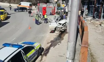 Медицински хеликоптер транспортира единя мъжКамион се удари челно в електрически