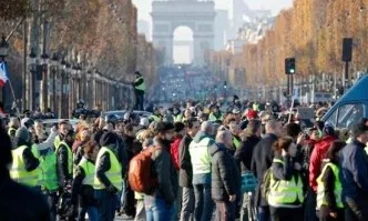 Сблъсъци в Париж - сълзотворен газ и водни оръдия