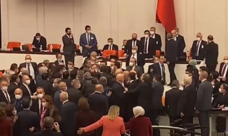 Юмруци и шамари в турския парламент по време на дебатите за бюджета (ВИДЕО)