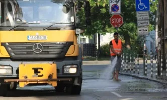 Цистерни разхлаждат улиците на София заради жегата