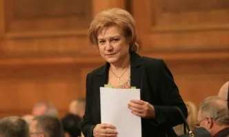 Стоянова: Радвам се, че депутатските заплати ще се даряват, а не просто да се замразят