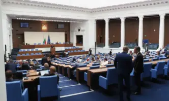Депутатите обсъждат втория вот на недоверие срещу кабинета Денков (ОБНОВЯВА СЕ)