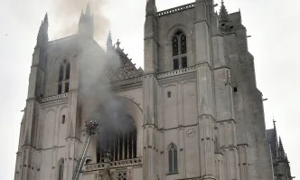 Мигрант от Руанда призна, че е предизвикал пожара в катедралата в Нант умишлено