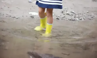 От Фейсбук профила на актьора Мариан БачевКосара слуша и гледа