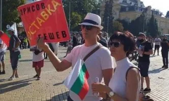 Протестираща: Петиция на българи от чужбина срещу Бабикян е унищожена