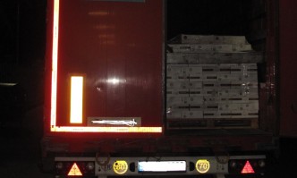 Гранични полицаи задържаха каналджия укрил незаконни имигранти в камион На