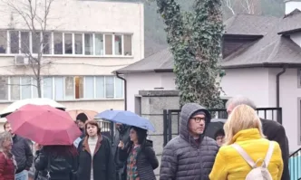 Стотици хора блокираха входа на община Своге в знак протест срещу строежа ветрогенератори и фотоволтаици в района