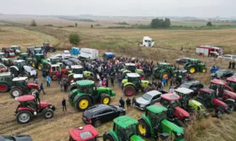 Тракторите и земеделците остават в района на Долни Богров в