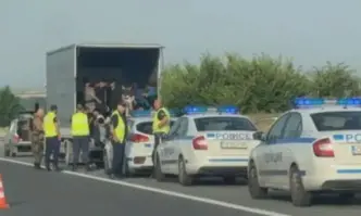 Заловиха камион със 70 нелегални мигранти на Тракия