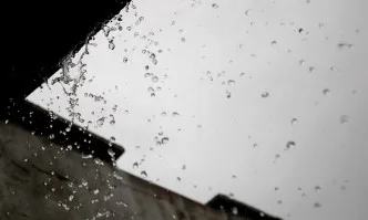 Пороен дъжд, гръмотевици и градушка в София (ВИДЕО)